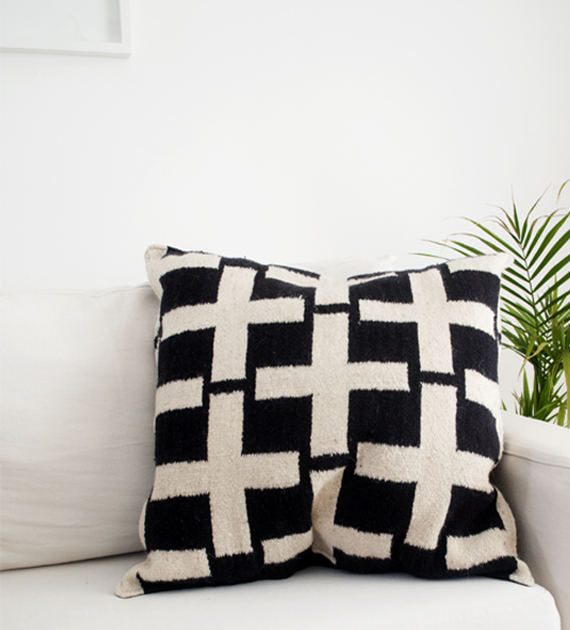 almohadon-cafayate-xl-blanco-y-negro