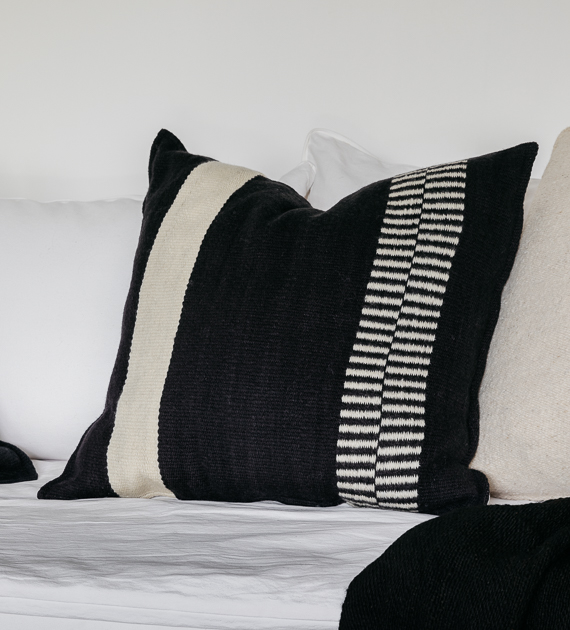 almohadon-torcuato-xl-blanco-y-negro