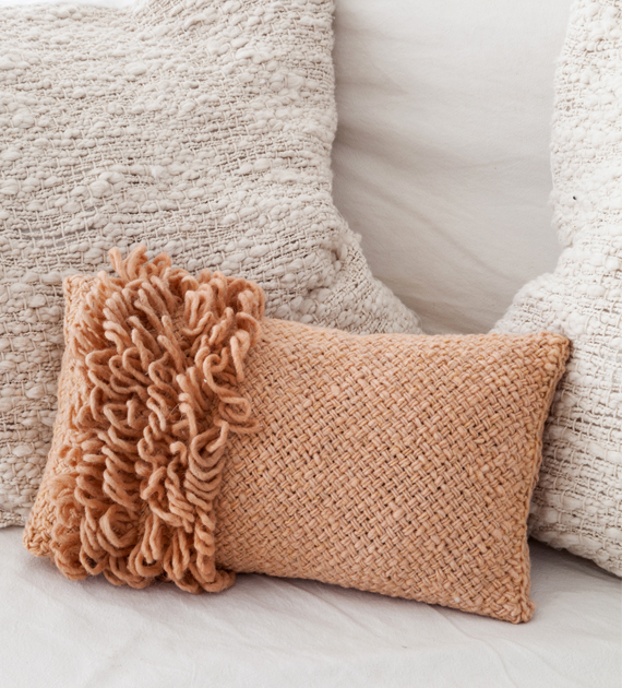 almohadon-rulos-rect-chico-tabaco-claro