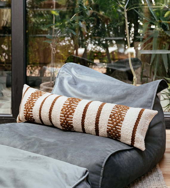 almohadon-atamisqui-rectangular-chocolate